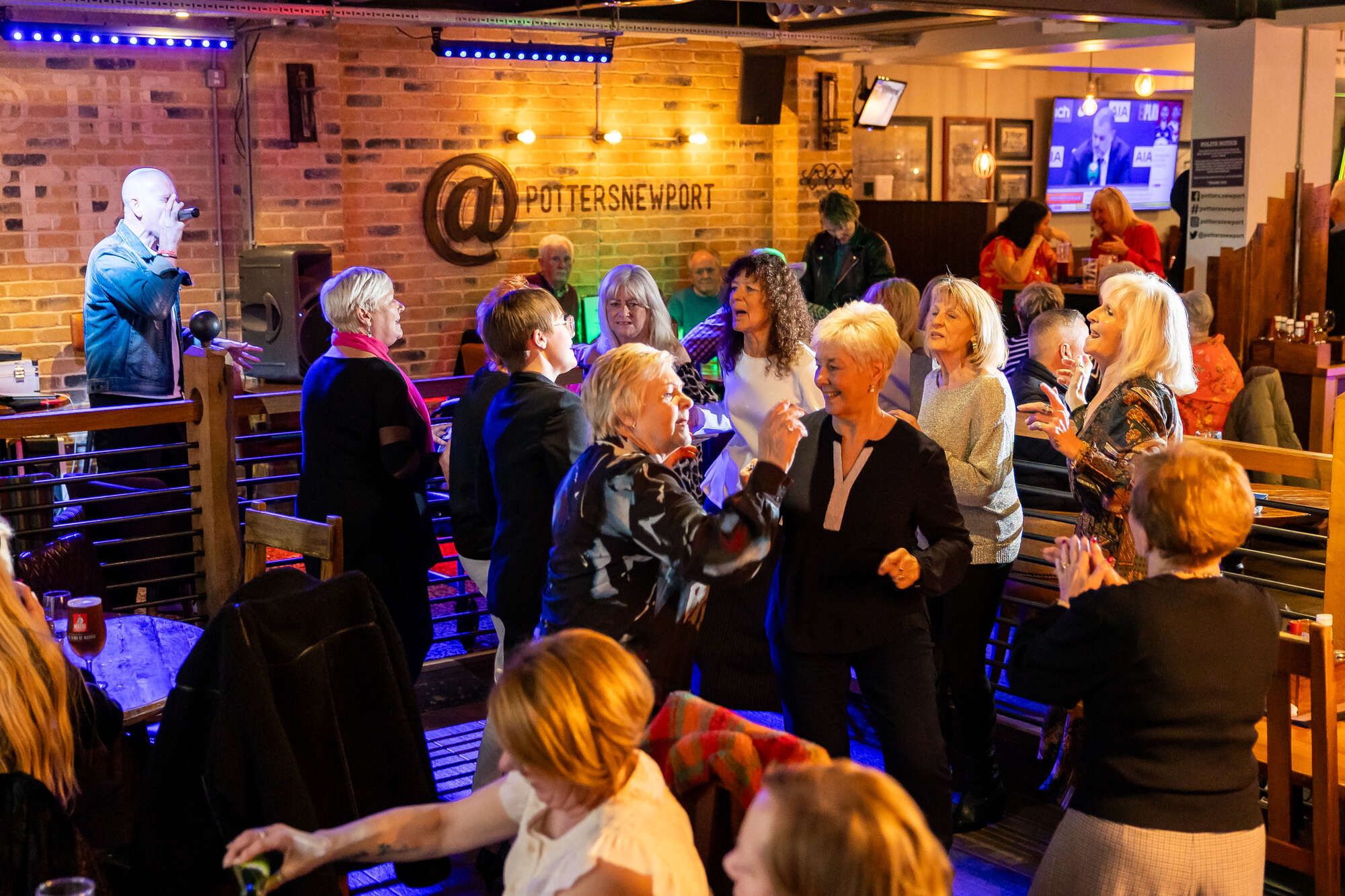 Full dance floor to our DJ